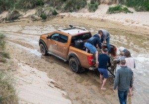 Nissan nabídl svůj nejodolnější pickup, aby pomohl bojovat se znečištěním plasty na nejodlehlejších evropských plážích / Foto zdroj: NISSAN