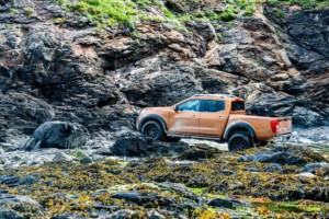 Nissan nabídl svůj nejodolnější pickup, aby pomohl bojovat se znečištěním plasty na nejodlehlejších evropských plážích / Foto zdroj: NISSAN
