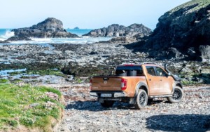 Nissan nabídl svůj nejodolnější pickup, aby pomohl bojovat se znečištěním plasty na nejodlehlejších evropských plážích / Foto zdroj: NISSAN