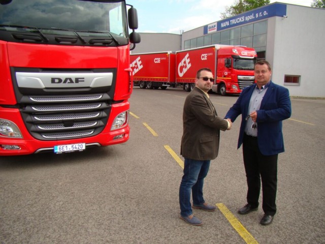 Jan Novák, provozní ředitel a místopředseda představenstva společnosti CEE Logistics (vlevo) symbolicky přebírá nová vozidla DAF od Davida Kyncla, prodejce vozidel NAPA TRUCKS / Foto zdroj: DAF Trucks CZ, s.r.o.