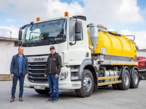 Jednatel společnosti Inter Eko CZ, pan David Skyba (vlevo) společně s prodejcem DAF Trucks Praha, Petrem Suchanem / Foto zdroj: DAF Trucks CZ, s.r.o. 