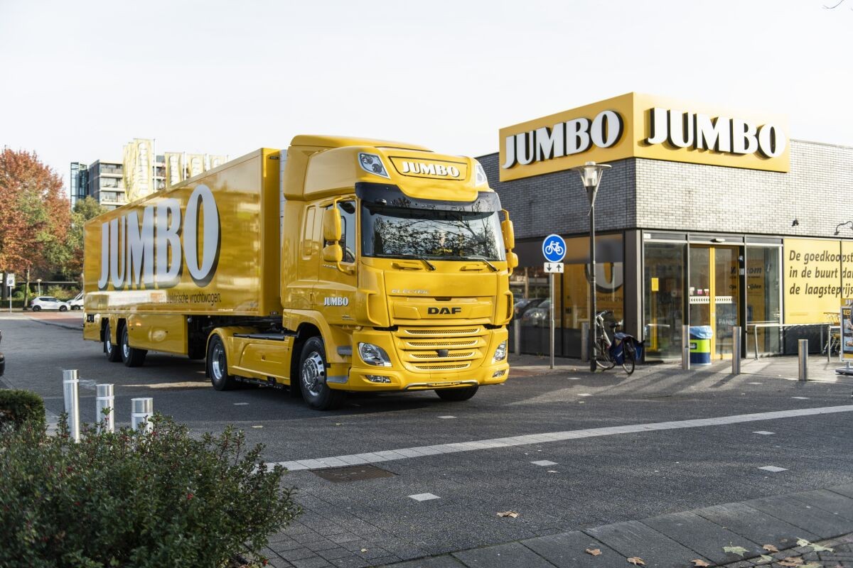 Společnost DAF Trucks předala svoje první nákladní vozidlo s čistě elektrickým pohonem nizozemskému řetězci supermarketů Jumbo. / Foto zdroj: DAF Trucks CZ, s.r.o.