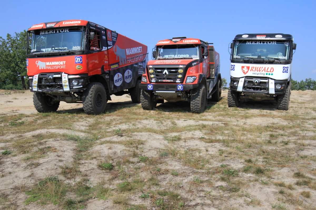Trojice kamionů chystá odjezd na Dakar