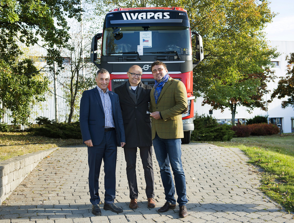 Volvo Trucks předalo 100. vůz Volvo FH firmě VAPAS
