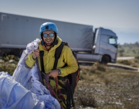 Nový živý test společnosti Volvo Trucks, nazvaný „Létající pasažér”, vyzdvihuje výkon výjimečného hnacího ústrojí prostřednictvím úžasného kousku s pilotem paraglidu. (Foto: Volvo Trucks)