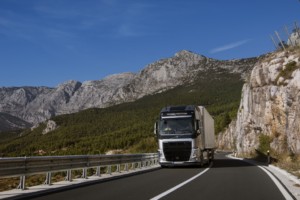 Nový živý test společnosti Volvo Trucks, nazvaný „Létající pasažér”, vyzdvihuje výkon výjimečného hnacího ústrojí prostřednictvím úžasného kousku s pilotem paraglidu. (Foto: Volvo Trucks)