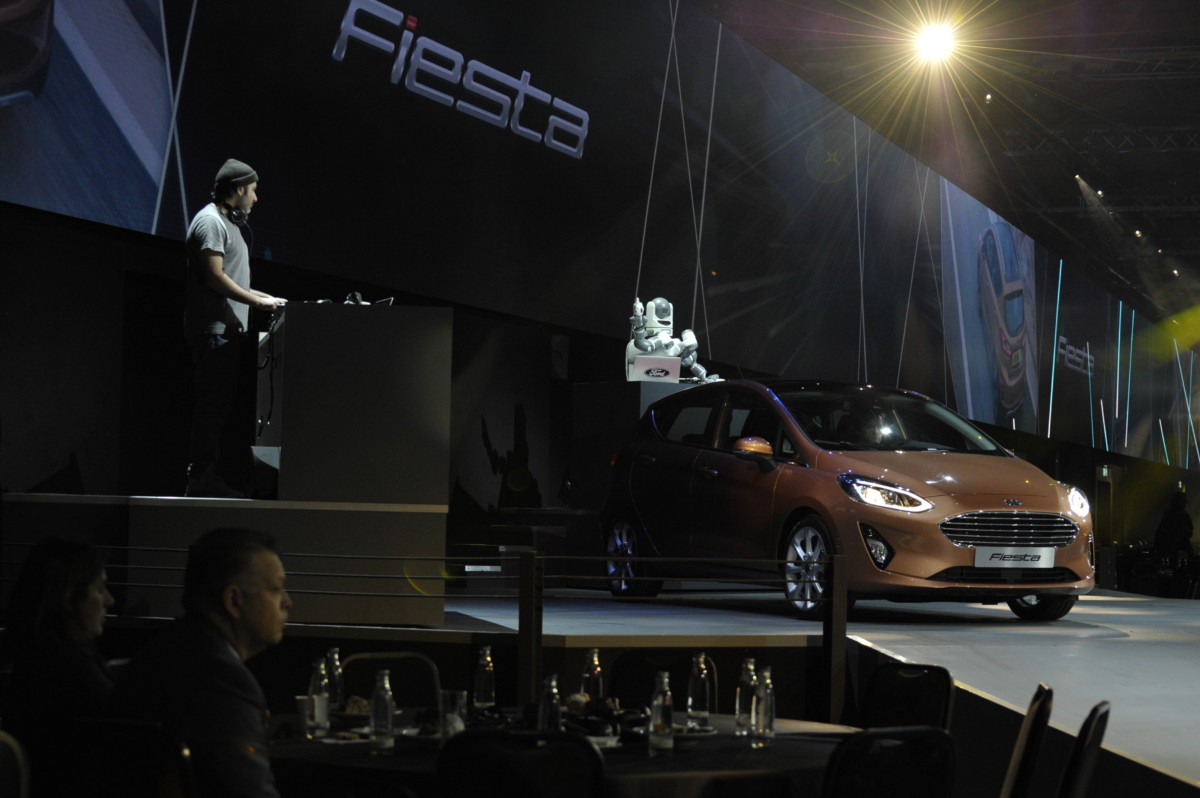 Slavný DJ Yoda učí robota, jak zabodovat u mixážního pultu (Foto: Ford)