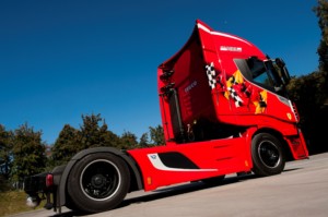 Společnost Iveco podporuje Fondazione Telethon dražbou nového Stralisu XP TCO2 Šampiona exkluzivně v barvách Scuderia Ferrari (Foto zdroj: Iveco)