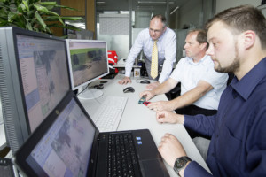 Dr. Ralf Tenzer, Markus Jungmichel a Christian Bürger při rekonstrukci nehody (Foto zdroj: VW) - "Výzkum nehod u značky Volkswagen..."
