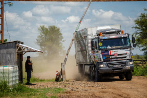 Začátek Dakaru ve znamení stávkující techniky a tradiční svíčkové (Foto zdroj: Buggyra Racing)