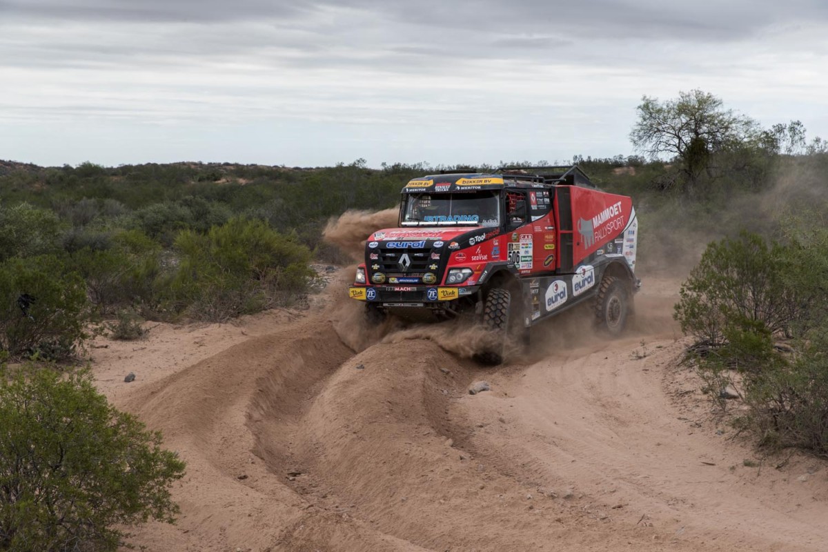 DAKAR 2017 - 11. etapa - severočeský renault s mechanikem Danielem Kozlovským / Foto: Richard Kienberger/MKR Technology