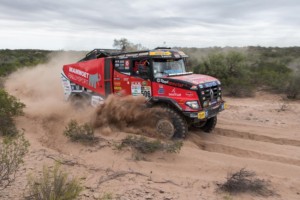 DAKAR 2017 - 11. etapa - severočeský renault s mechanikem Danielem Kozlovským / Foto: Richard Kienberger/MKR Technology