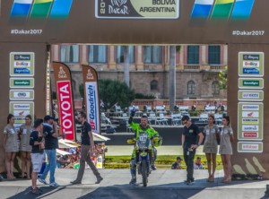 Macíkova posádka s chřipkou osmnáctá. Kvapil postoupil mezi motocykly kupředu a stihl opravit nádrž. (Foto zdroj: KM Racing)