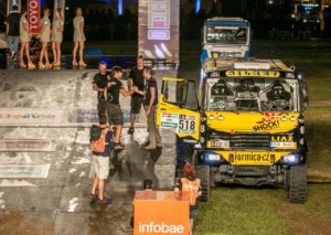Macíkova posádka s chřipkou osmnáctá. Kvapil postoupil mezi motocykly kupředu a stihl opravit nádrž. (Foto zdroj: KM Racing)