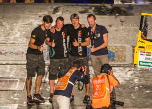 Macíkova posádka s chřipkou osmnáctá. Kvapil postoupil mezi motocykly kupředu a stihl opravit nádrž. (Foto zdroj: KM Racing)