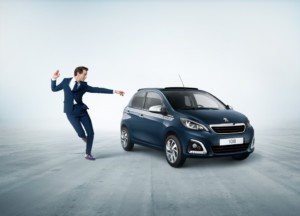 Zpěvák Mika a Peugeot 108: originální partnerství / Foto zdroj: P Automobil Import s.r.o. (© Automobiles Peugeot)