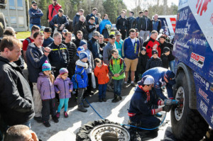 Jezdci týmu Buggyra Racing si davy fanoušků v Sosnové užívali! / Foto zdroj: BUGGYRA media