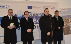 Na fotce zleva: ministr dopravy Dan Ťok, ředitel ŘSD Jan Kroupa, ředitel SFDI Zbyněk Hořelica, ministr financí Andrej Babiš / Foto zdroj: Ministerstvo dopravy ČR