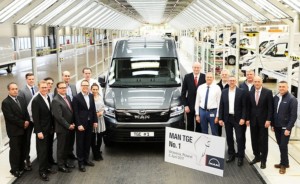 První MAN TGE společně odevzdali pracovní týmy pod vedením Jensa Ocksena (generální ředitel společnosti Volkswagen Poznaň) a Dennise Affelda (senior viceprezident pro prodej dodávkových vozidel ve společnosti MAN Truck & Bus) / Foto zdroj: MAN Truck & Bus Czech Republic s.r.o.