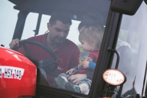 Tisíce lidí se bavily s červenými traktory / Foto zdroj: ZETOR TRACTORS a.s.
