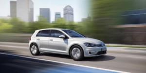 Volkswagen e-Golf s nulovými emisemi poveze během Volkswagen Maratonu Praha časomíru / Foto zdroj: Porsche Česká republika s.r.o.