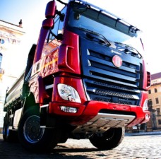 Kardinál Dominik Duka před Pražským hradem slavnostně požehnal automobilu TATRA PHOENIX PRÄSIDENT / Foto zdroj: TATRA TRUCKS a.s.