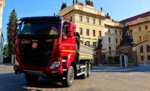 Kardinál Dominik Duka před Pražským hradem slavnostně požehnal automobilu TATRA PHOENIX PRÄSIDENT / Foto zdroj: TATRA TRUCKS a.s.