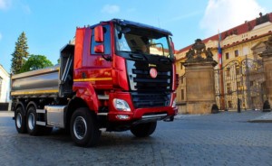 Kardinál Dominik Duka před Pražským hradem slavnostně požehnal automobilu TATRA PHOENIX PRÄSIDENT / Foto zdroj: TATRA TRUCKS a.s.