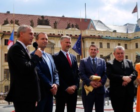 Kardinál Dominik Duka před Pražským hradem slavnostně požehnal automobilu TATRA PHOENIX PRÄSIDENT / Foto zdroj: TATRA TRUCKS a.s.