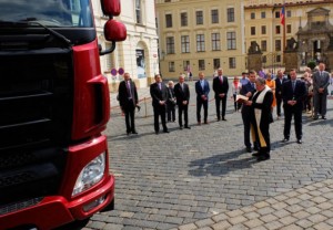 Kardinál Dominik Duka před Pražským hradem slavnostně požehnal automobilu TATRA PHOENIX PRÄSIDENT / Foto zdroj: TATRA TRUCKS a.s.