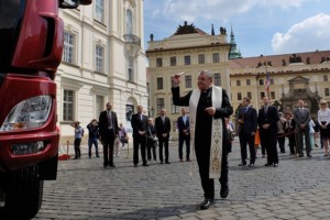 Kardinál Dominik Duka před Pražským hradem slavnostně požehnal automobilu TATRA PHOENIX PRÄSIDENT / Foto zdroj: TATRA TRUCKS a.s.