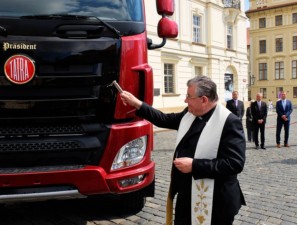 Kardinál Dominik Duka před Pražským hradem slavnostně požehnal automobilu TATRA PHOENIX PRÄSIDENT / Foto zdroj: TATRA TRUCKS a.s.