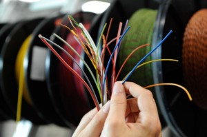 Jednoduchosti lze dosáhnout různými způsoby: méně a méně kabelů pro více a více funkcí / Foto zdroj: Porsche Česká republika s.r.o.