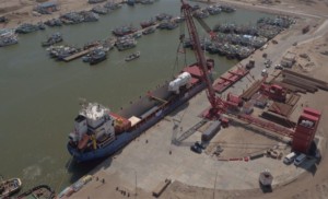 DB Schenker převezl více než 100 000 tun materiálu pro výstavbu tří elektráren v Egyptě. Přestavěl kvůli tomu malý rybářský přístav na přepravní hub / Foto zdroj: DB Schenker