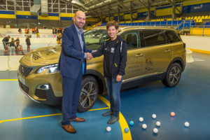 Marco Venturini, ředitel značky Peugeot v ČR a Markéta Šteglová, předsedkyně Florbalového klubu Jižní Město / Foto zdroj: P Automobil Import s.r.o.