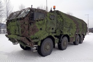 Čtyřnápravová valníková vozidla TATRA T 815-7T3RC1.301 8x8.1R projektu PRAM vybavená zadním zvedacím čelem a tzv. mobilním maskovacím systémem (mobilní maska) / Foto zdroj: TATRA TRUCKS a.s.