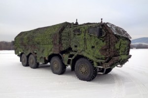 Čtyřnápravová valníková vozidla TATRA T 815-7T3RC1.301 8x8.1R projektu PRAM vybavená zadním zvedacím čelem a tzv. mobilním maskovacím systémem (mobilní maska) / Foto zdroj: TATRA TRUCKS a.s.