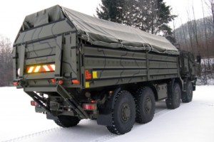 Čtyřnápravová valníková vozidla TATRA T 815-7T3RC1.301 8x8.1R projektu PRAM vybavená zadním zvedacím čelem a tzv. mobilním maskovacím systémem (mobilní maska) / Foto zdroj: TATRA TRUCKS a.s.