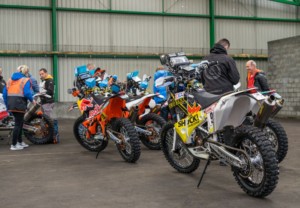 Dakarské přejímky v Le Havre: Macík se loučil s Frantou, Brabec trhal kabely / Foto zdroj: BIG SHOCK RACING