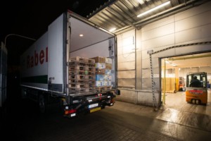 Někdy jsou i obyčejné piškoty nad zlato! / Foto zdroj: Raben Logistics Czech s.r.o.