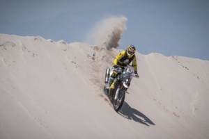 Macík šestý: bez předního skla, potmě a v lyžařských brýlích. Brabec dál postupuje a vzpomíná na lívance / Foto zdroj: Big Shock Racing