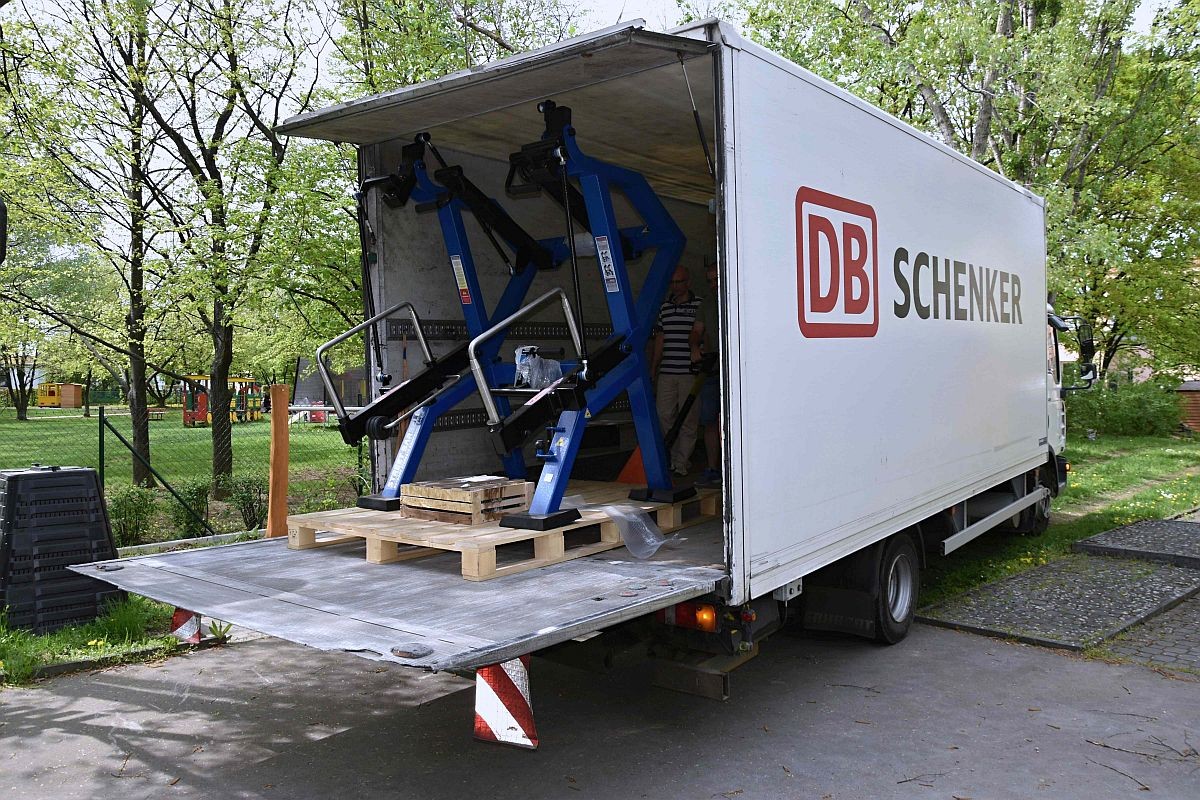 Stroje první venkovní posilovny pro handicapované přepravil z Finska DB Schenker / Foto zdroj: DB Schenker