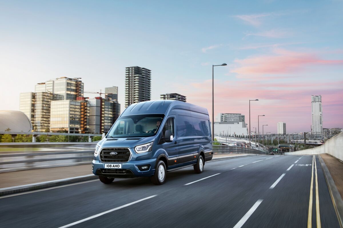 Díky osvětlení prostoru za vozem umožní nový Transit řemeslníkům pracovat déle venku i v zimě / Foto zdroj: Ford Czech Republic