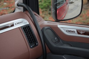 Prémiový interiér zahrnuje unikátní prvky, jako například historické logo DAF vlisované do opěrek hlav kožených sedadel Xtra Leather Air nebo kožené loketní opěrky a výplně dveří a rovněž kůží potažený volant a další. / Foto zdroj: DAF Trucks CZ, s.r.o.